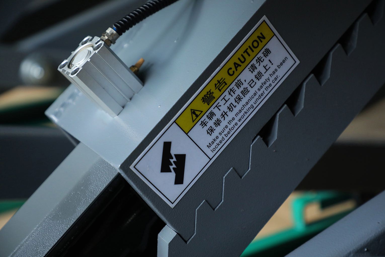 Elevador Hidráulico Pantográfico Para Embutir 3.5T SATA - Image 4
